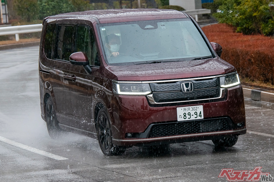 雨天時にタイヤの空気圧を調整する場合は高くしたほうが安全