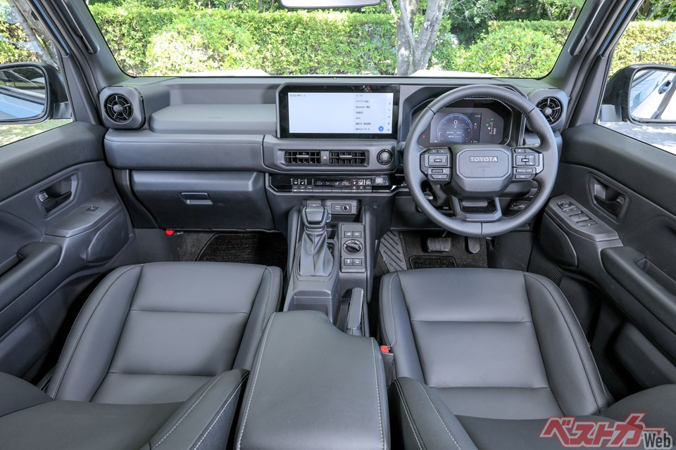 ランクルFJの運転席。ジムニーノマドよりは価格が高いのもあってか、快適装備も充実