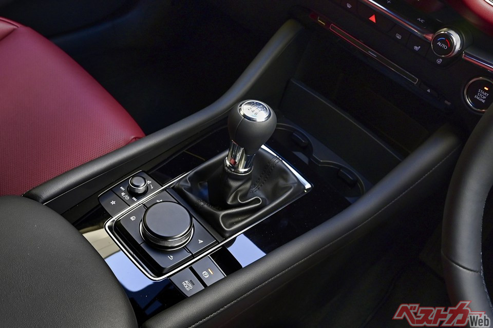 マツダ3ファストバックは今となっては希少な軽自動車でもスポーツカーでもないMT普通車だ