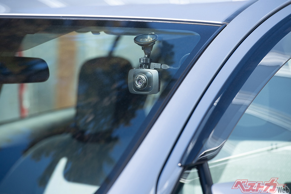 スマホホルダーの取り付け位置で違法になる!?　ドラレコや盗難対策まで最新カー用品の正しい選び方をチェック！