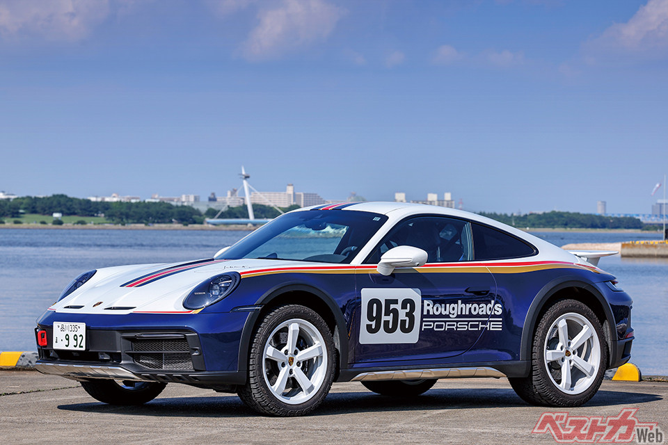 ポルシェ 911 ダカール。1984年のパリダカ優勝車をオマージュ。911カレラの車高を50mmアップしている