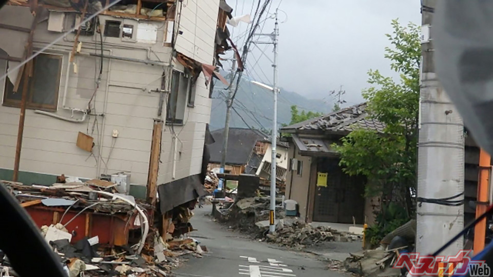 地震後の避難では、地割れの近くや倒壊しそうな建物の近くは避ける。水害後はやはり高台に行きたい