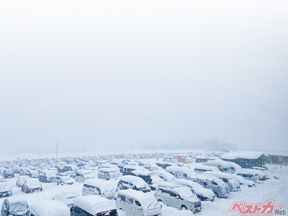 暑さ＆寒さ対策はエンジンオンでエアコン使用に尽きる。冬場はさらに積雪がマフラーまわりを塞ぐことによる一酸化炭素中毒にも注意が必要