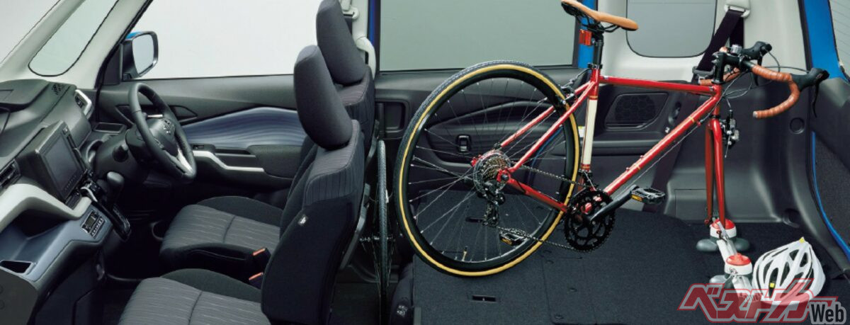 後席を前倒しすれば、自転車も積載できる広い荷室が出現。ただし、格納した背もたれ部分には若干の傾斜が残る