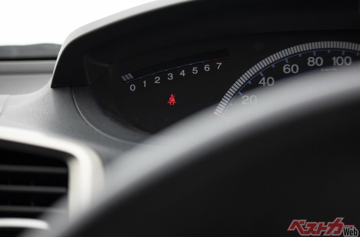 2020年9月1日以降の新型車では、シートベルトリマインダーの対象が後席を含む全席へ拡大され、運転者が後席の非着用に気づき、着用を促しやすくなった（PHOTO：写真AC_しばいぬだいすき）