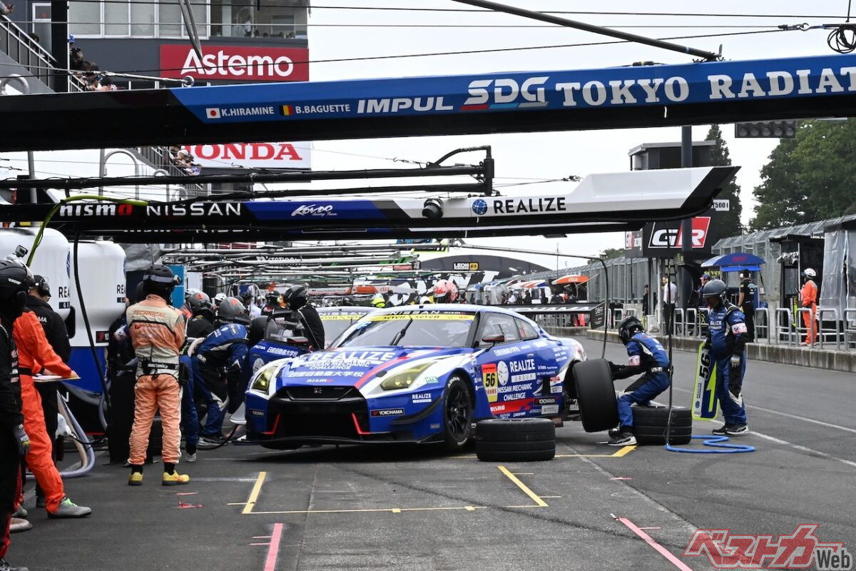 ピット戦略も色々なシミュレーションが試されている