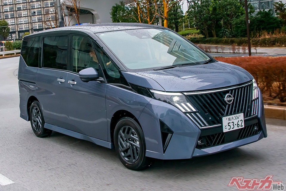 日産 セレナ（価格帯：278万5200～499万8400円）。全長4690×全幅1695×全高1870mm　ホイールベース2870mm　1.5L、直3＋モーター　エンジン98ps・モーター163ps　WLTCモード燃費：20.3km/L