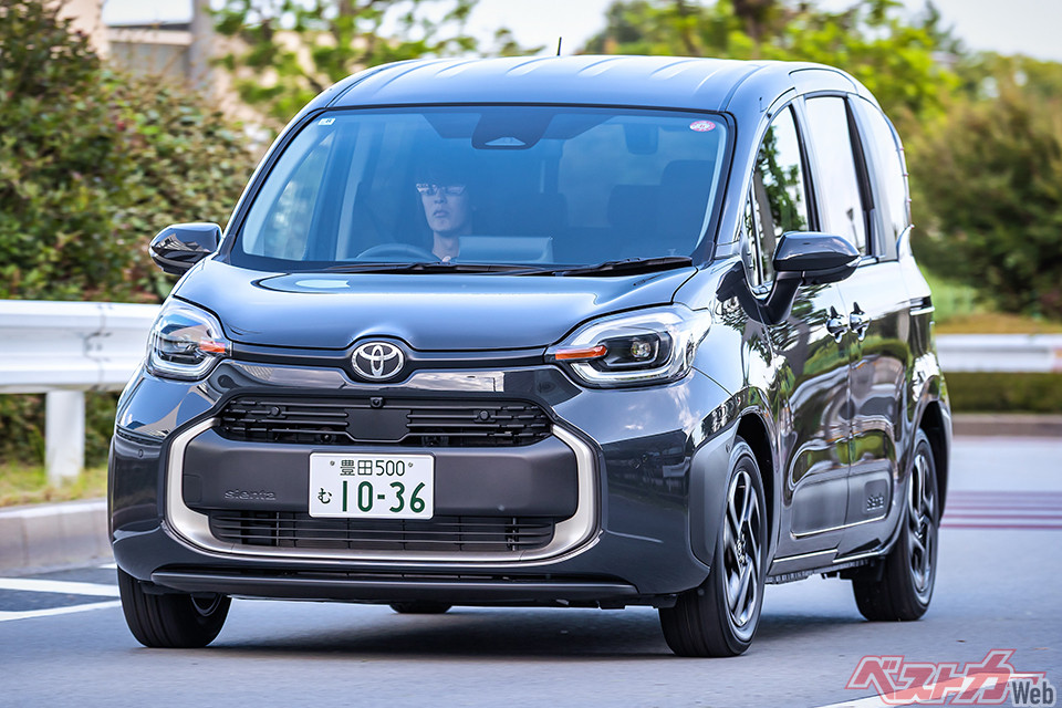 トヨタ シエンタ（価格帯：214万6100～339万7900円）。全長4260×全幅1695×全高1695mm　ホイールベース2750mm　1.5L、直3＋モーター　エンジン91ps・モーター80ps　WLTCモード燃費：27.6km/L