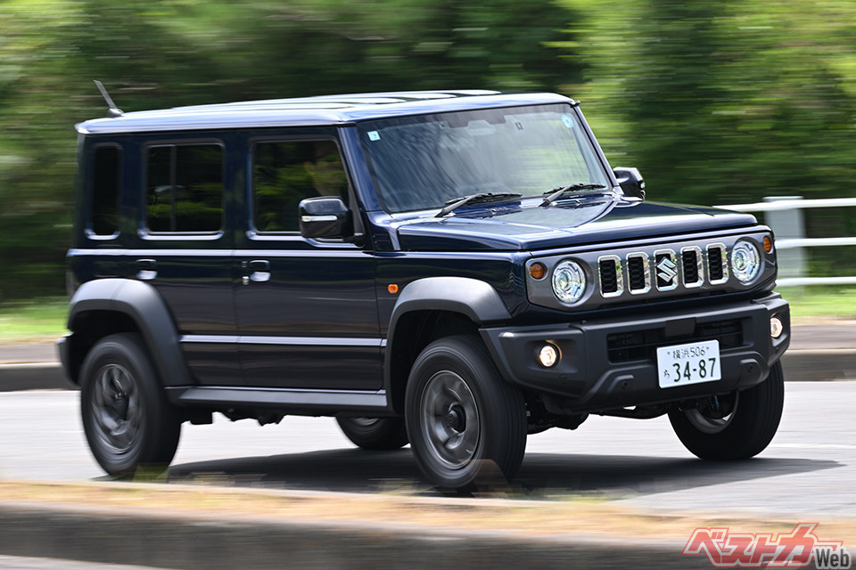 スズキ ジムニーノマド（価格：292万6000円）。全長3890×全幅1645×全高1725mm　ホイールベース2590mm　1.5L、直4　最高出力101ps・最大トルク13.3kgm　WLTCモード燃費：13.6km/L