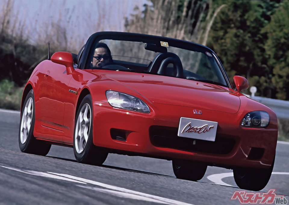 ホンダ S2000。ターボを持たない2L自然吸気でありながら最高出力250psを絞り、当時の世界最高記録を樹立
