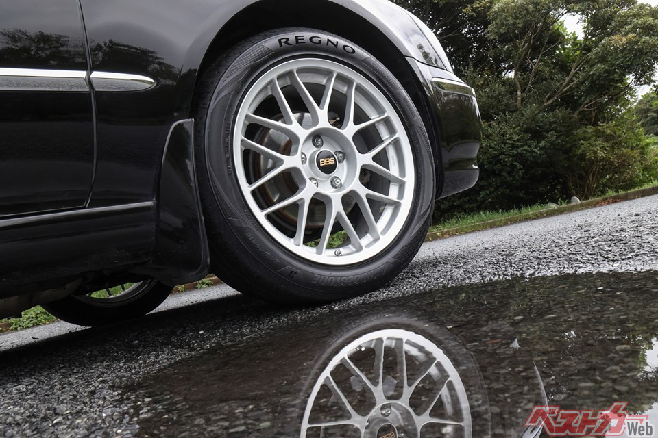 約四半世紀前にデビューしたクルマとはいえ、シーマは紛れもなく高級車。REGNO GR-XIIIは従来品よりロードノイズの低減させている上に、高級セダンの求める乗り心地に応えてくれる