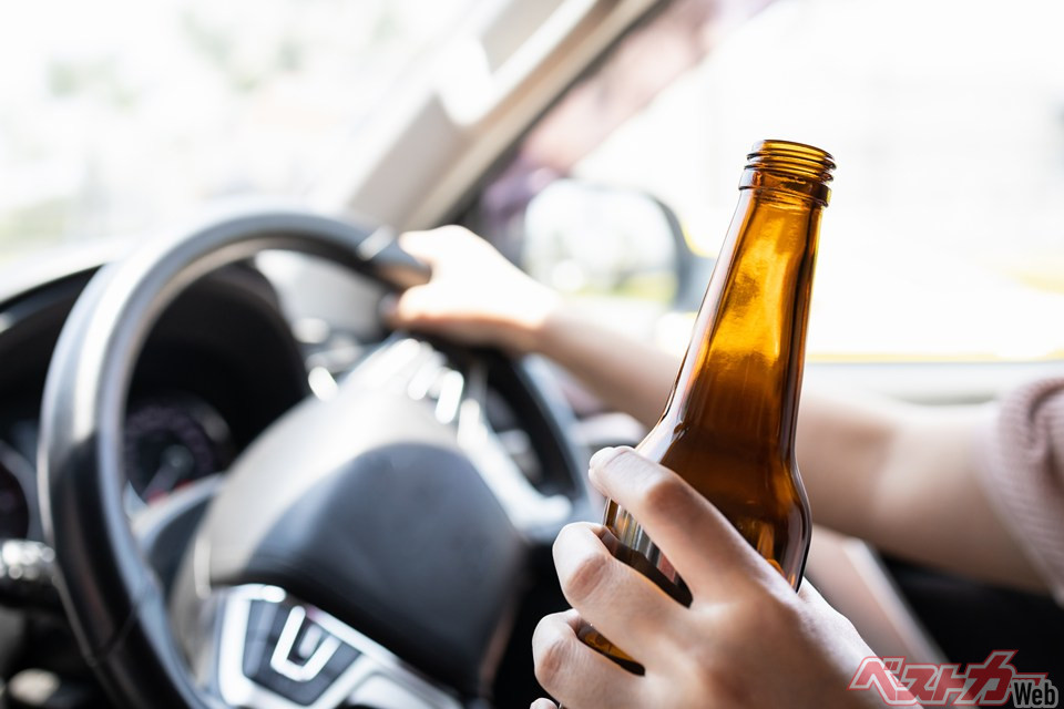 駐車場なら飲んで良いということは決してない(Satjawat@Adobe Stock)