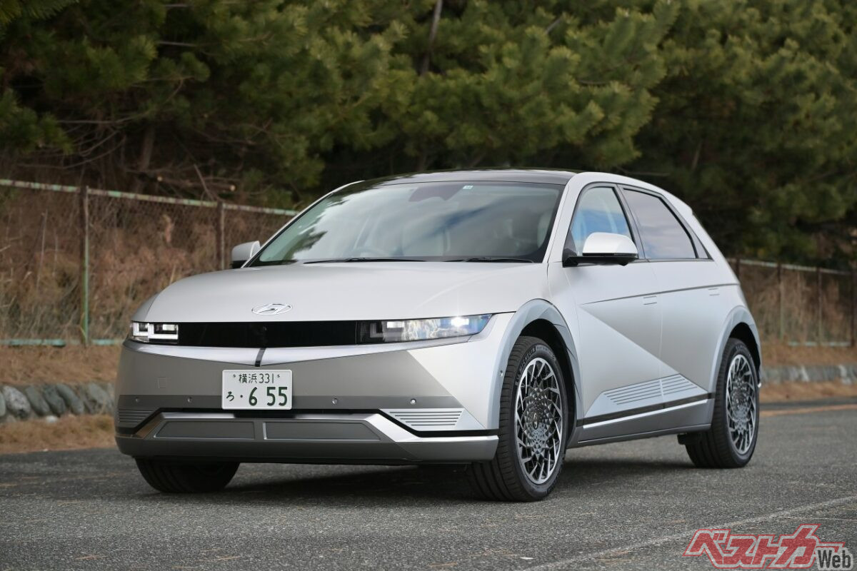 日本市場を重視しているメーカーはウィンカーの位置をわざわざ右に持ってきている車種も存在する。