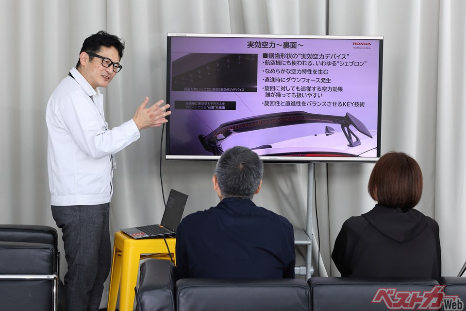 ホンダアクセスご自慢の「実効空力」がどのように生まれるのか。テールゲートスポイラーの形状などを丁寧に説明する開発責任者の水上寛之氏