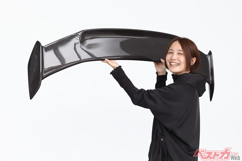 標準装着品比で-約1kgだが、持ち比べると数字以上の軽さを実感する
