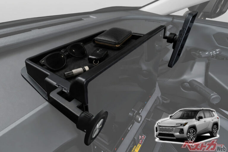 モニター裏を小物置き場に!! 新型RAV4の収納問題を解決する専用トレイが再登場！