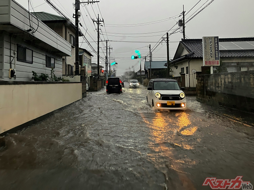 バンパーが浸水するレベルは走行できるが路面状況も把握できないため大変危険