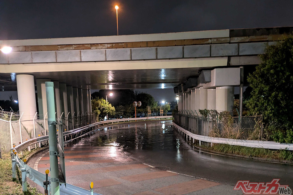 アンダーパスだけ避ければ安心じゃない!?　豪雨で近づいてはいけない「NG道路」は意外と多い！