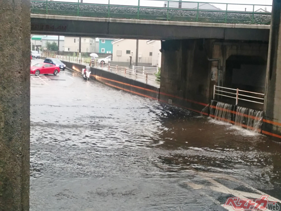 ガード下の道路は雨を凌ぐことができるが、水が流れ込みやすいため危険なポイント。高架道路も谷部は要注意