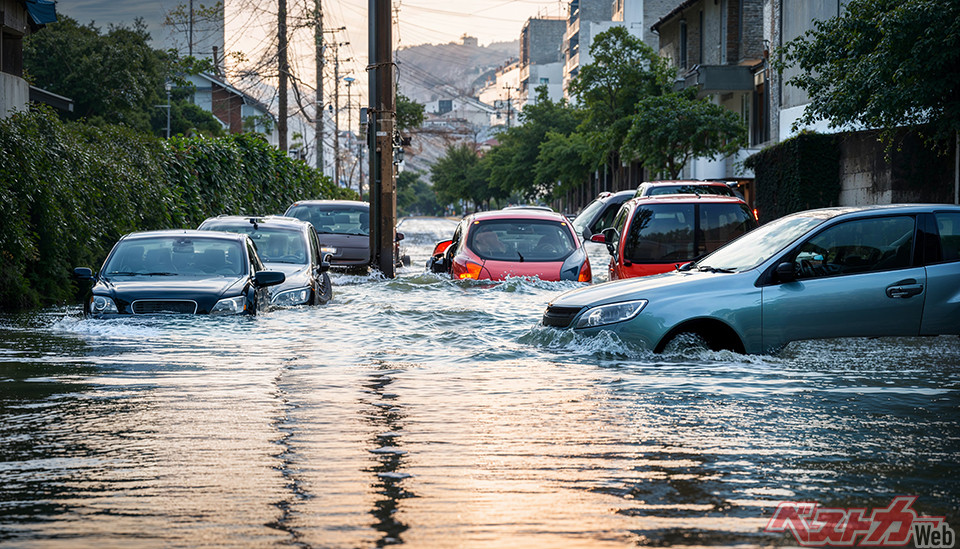 冠水で止まったエンジンを再始動したらダメ!?　水没車をさらに壊すNG行動に要注意！