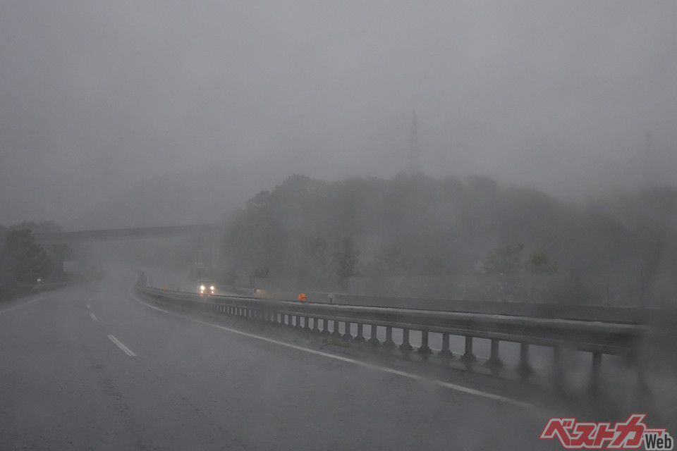 大雨の日は出掛けないのがいちばん強い対策!?　水害からクルマを守る行動は雨が降る前から始まっている！