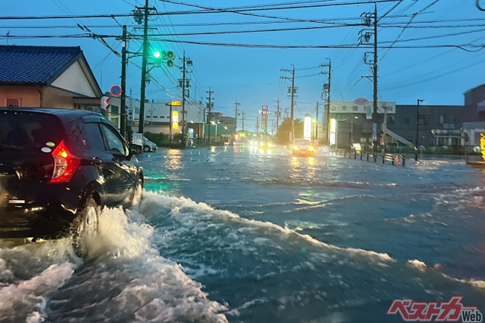 秋の長雨や台風により、夏以降も道路が冠水するケースは充分想定される。準備を怠るな!!