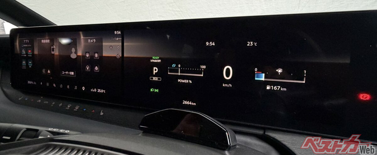 「Live」は時刻に応じて背景が変化する。写真は午前10時に撮影した状態