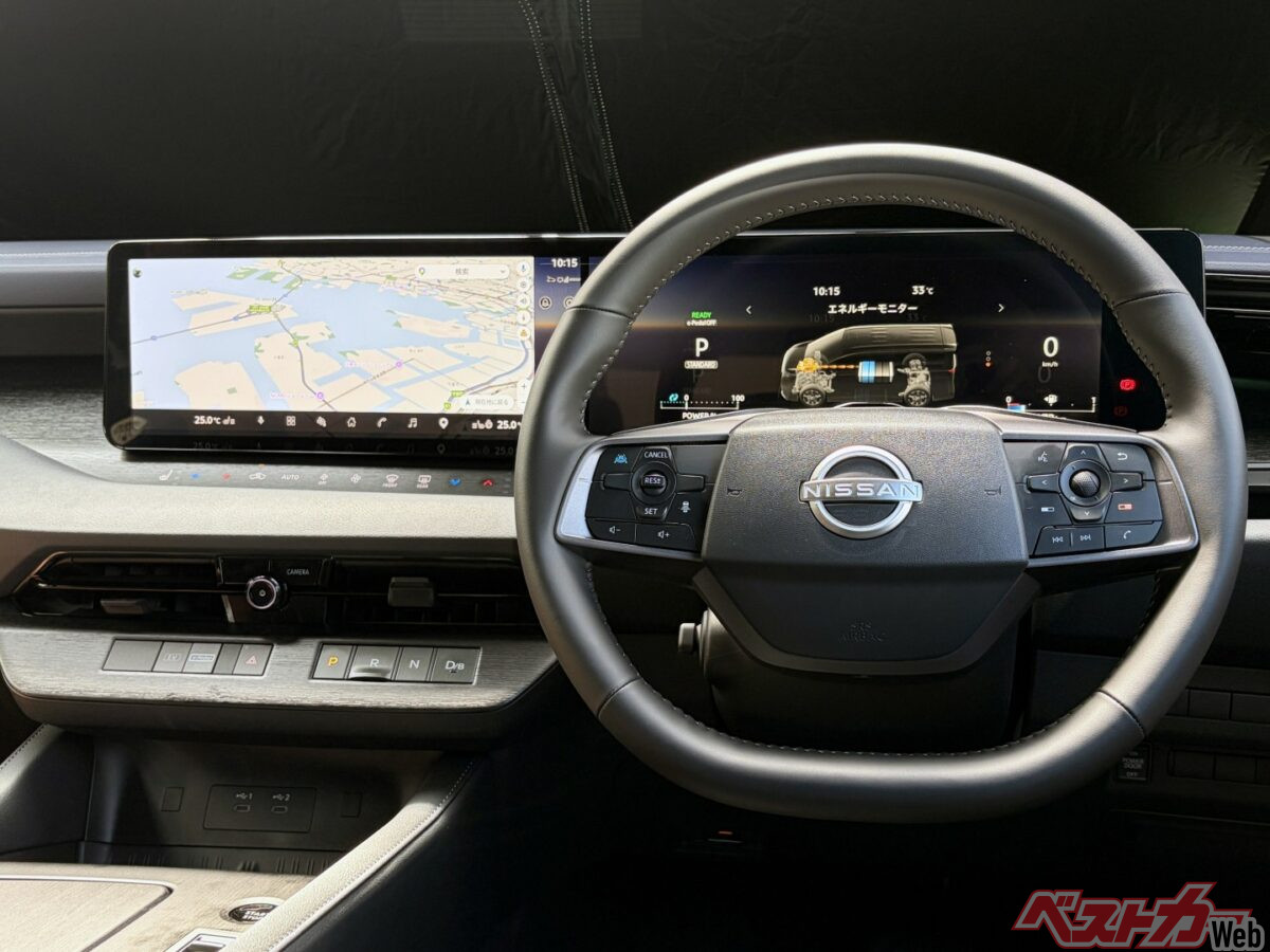 センターディスプレイに地図、メーターに車両情報を表示させた状態。周辺道路を広い範囲で確認できる