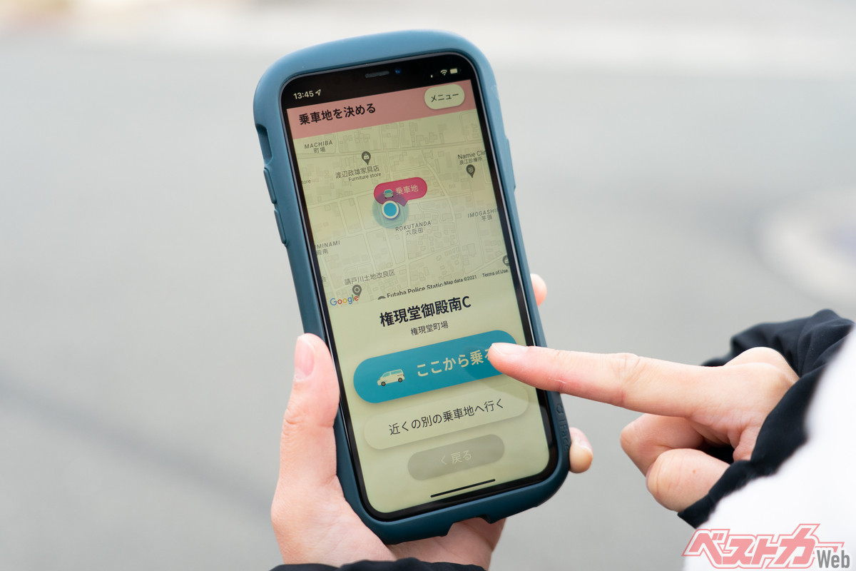スマートモビリティはより利用者に対して、親密なサービスであることが重要なため無人化した未来の交通手段ではなく、実現できる範囲のサービスになっている。