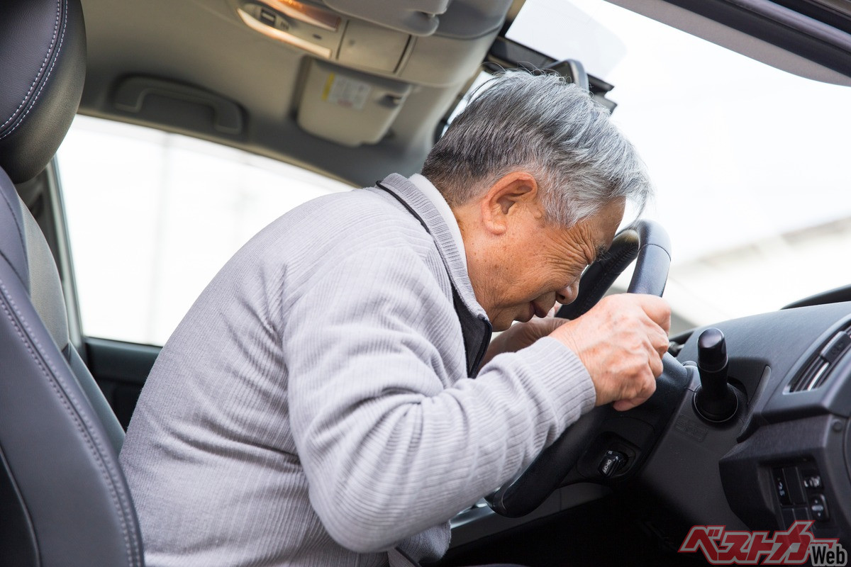 高齢者の事故原因はケアレスミスが多い。乗れるクルマを厳しく制限するのも手だ(kazoka303030@AdobeStock)