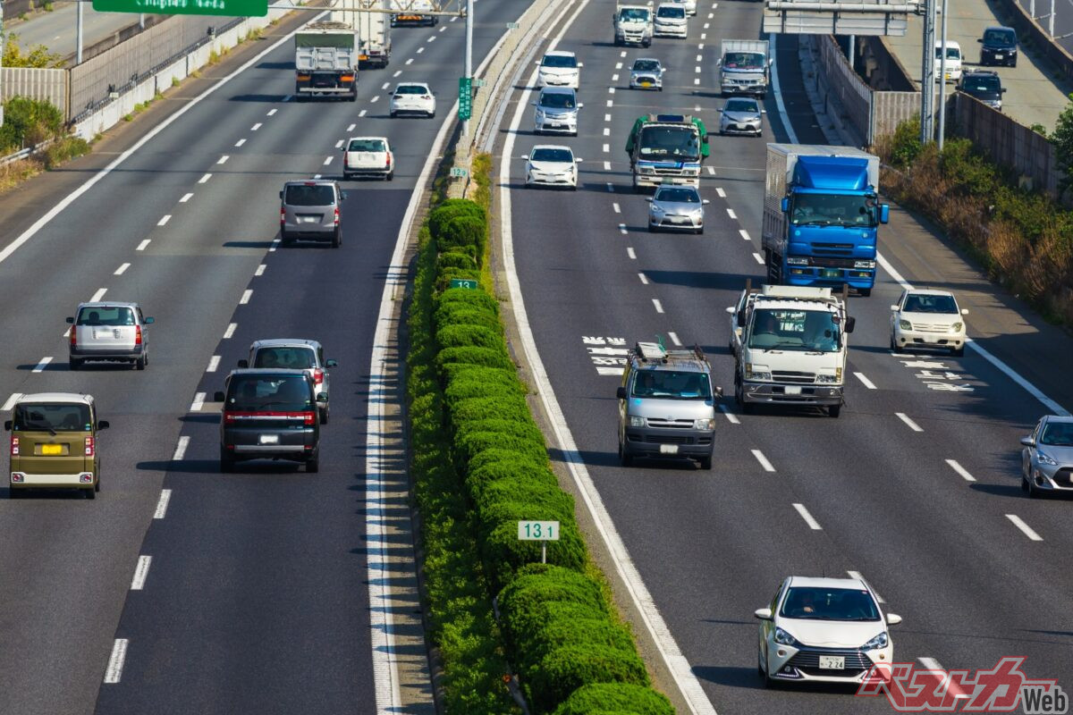 休日割引は、普通車と軽自動車等を対象に、地方部の高速道路料金を30％割り引く制度。東京・大阪近郊の指定区間は対象外となる（PHOTO：Adobe Stock_beeboys）