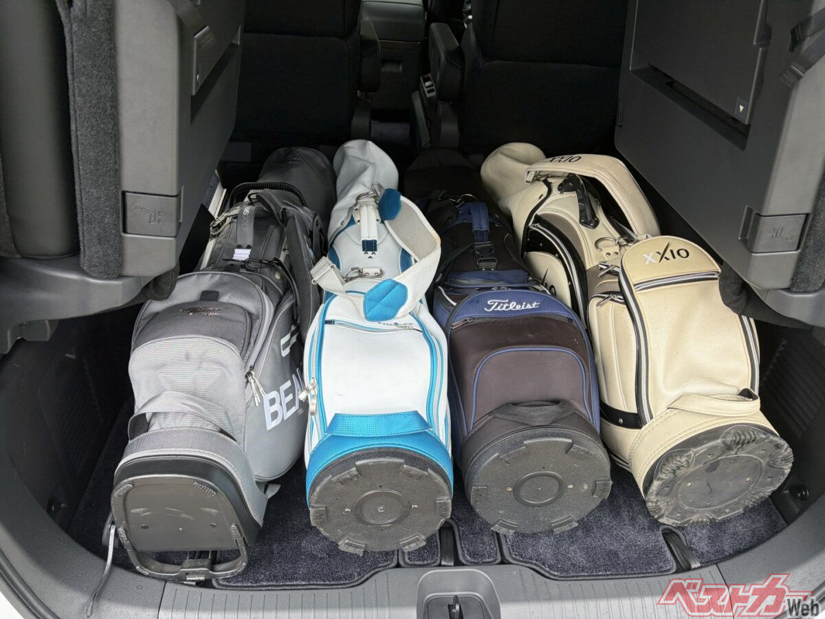ゴルフバッグ4本を車体の前後方向へ寝かせれば、その上にボストンバッグも重ねられる。ただし、バッグが2列目の後方まで達するため、2列目は最後端まで下げられない