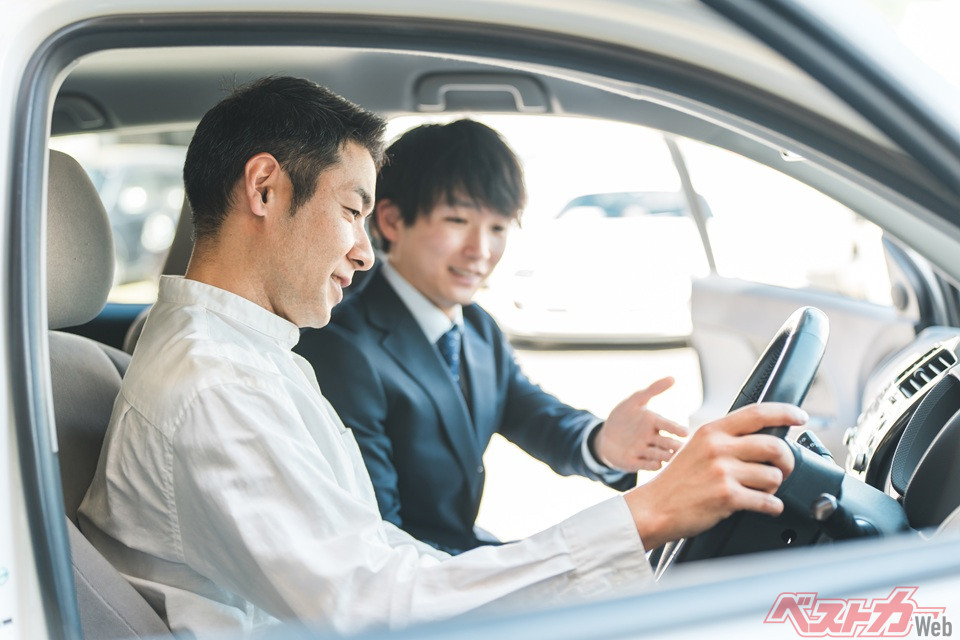 「しまったー!!」を防ぐ!!　中古車購入前に見逃してはいけない「異変」9選