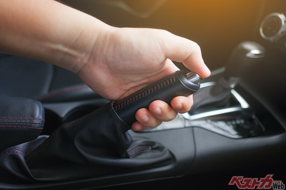 パーキングブレーキはブレーキを使って車輪の回転を抑える。Pレンジとは、クルマを止める場所が違う(PHOTO:Adobe Stock_Suttipun)