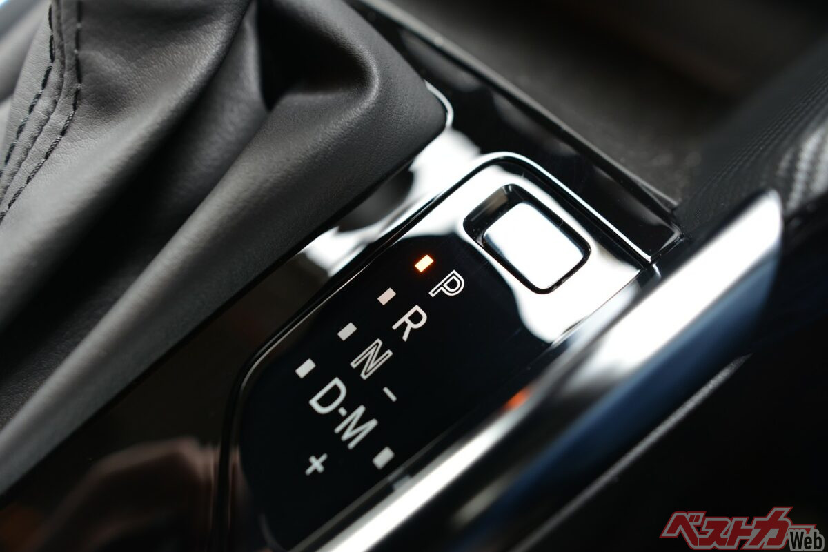 「P」は車輪にブレーキをかける操作ではない。変速機内部のパーキングロック機構で、駆動系の回転を抑えている(PHOTO:Adobe Stock_裕 廣田)