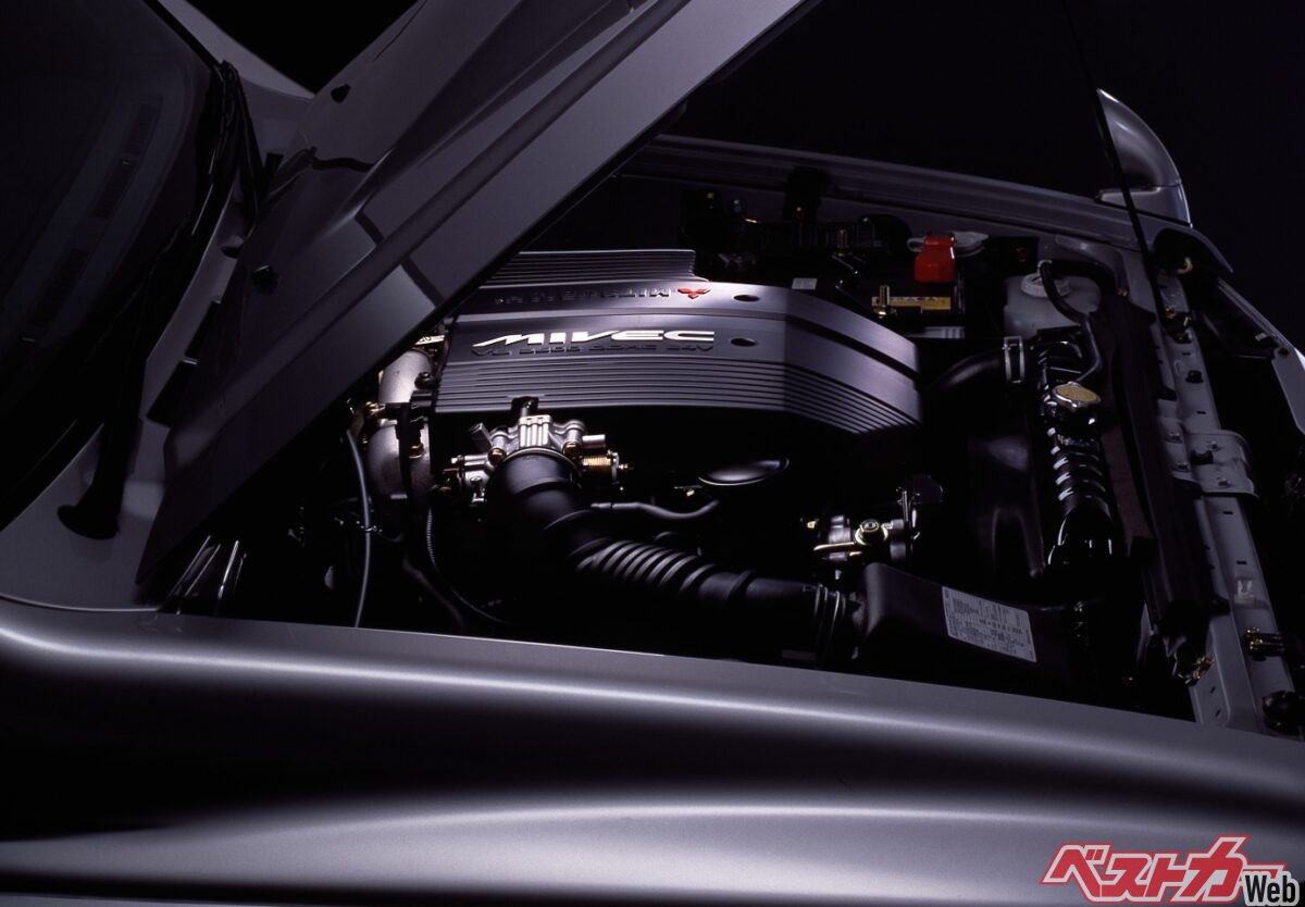 搭載するのは、6G74型V6 3.5LユニットをベースにMIVECと電子可変吸気を加えた新開発エンジン。高回転で突き抜ける鋭さと、低速での力強さを併せ持つ、ラリーフィールド直結のパワートレインだ