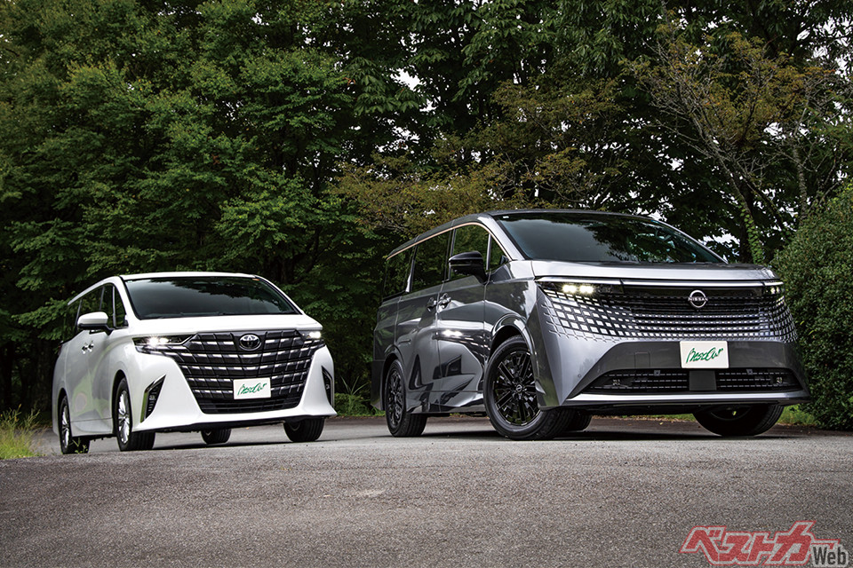 ミニバンの帝王、トヨタ アルファード（左）と、16年ぶりにフルモデルチェンジした日産 エルグランド（右）