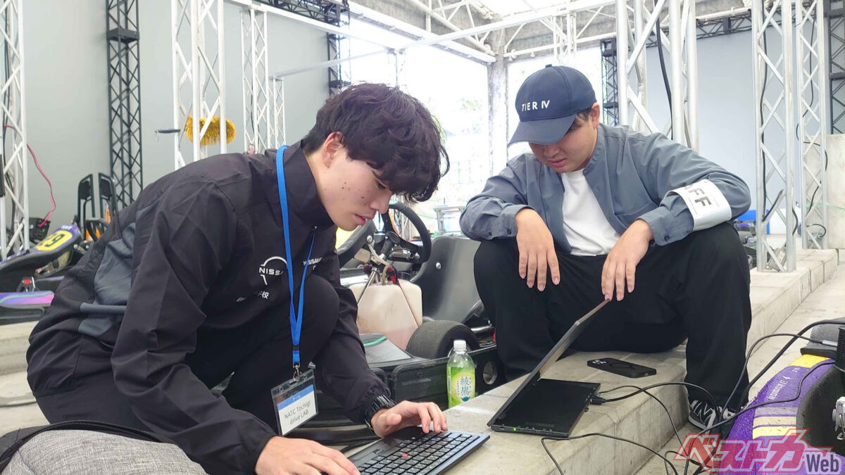 大会では自動運転ソフトウェア「Autoware」をもとにした開発環境が用意されています。そのプログラムの設定値を調整したり、機能を改良したりしながら、目指す走りに近づけていきます
