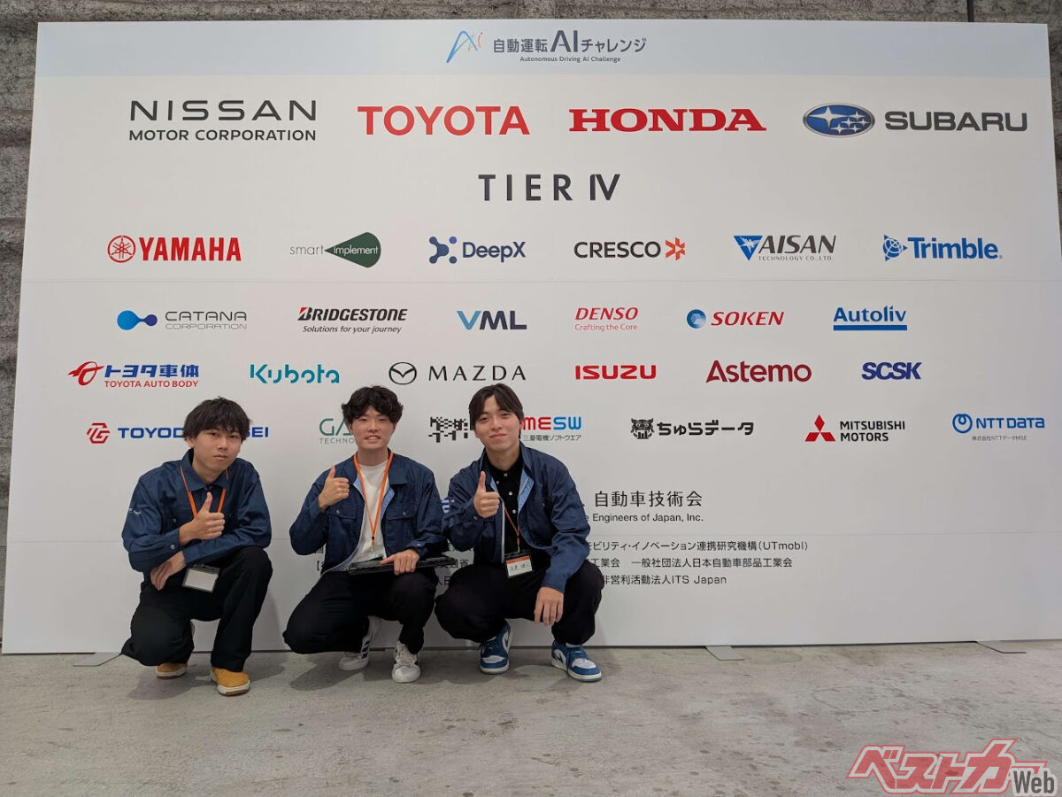 自動運転AIチャレンジに挑んだ日産栃木自動車大学校のメンバー。中央が出川貴久君