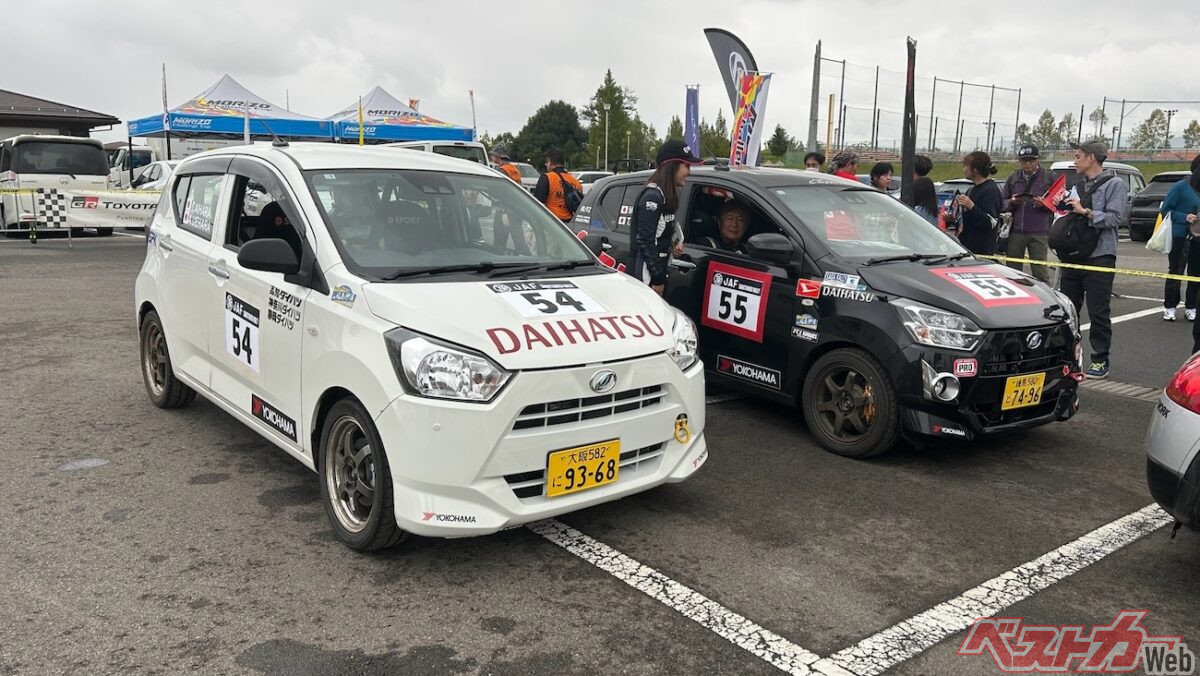 100台限定で発売されたミライースDSR（左）がコペンでおなじみの相原泰祐＆上原あずみのコンビでチャレンジ。初戦ということで厳しい戦いとなったが、今後クルマを鍛え、アフターパーツも開発していくという