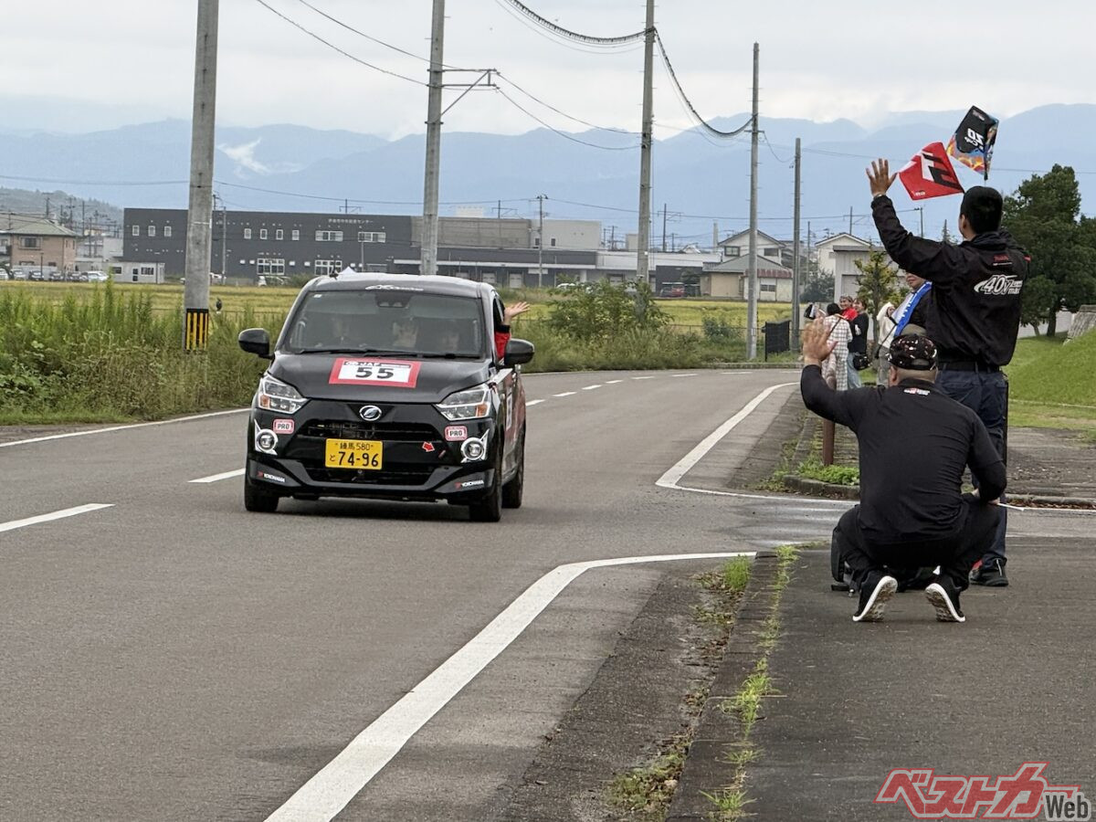 初開催ながらラリーへの関心は高く、ベストカーのステッカーをたくさんのファンの方にもらっていただいた