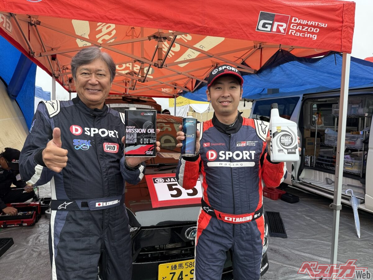 SPKの協力でCUSCOのミッションオイル、TCLのブレーキフルード、BLITZのエンジンオイルを使用。過酷な全日本ラリーでは信頼できるオイルが欠かせない。右はコ・ドラの荻野司さん