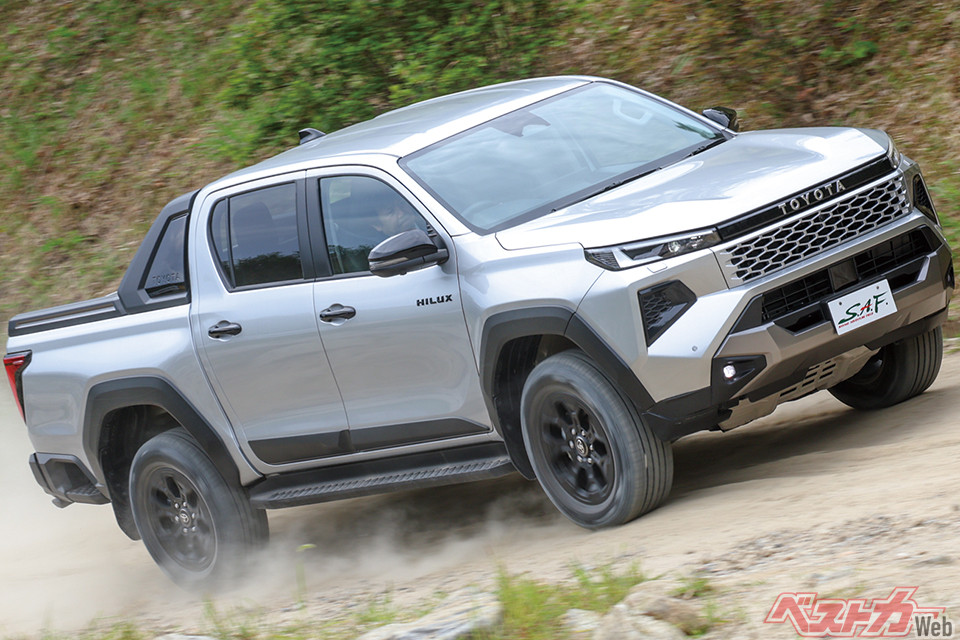 新型「ハイラックス」が想像以上にスゴい!! 乗り心地が劇的進化でトライトンに肉薄！ 王者対決の結末とは