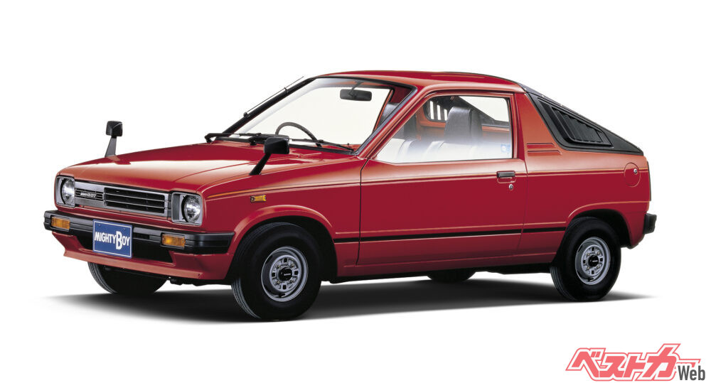 1983年2月に販売を開始したマイティボーイは、前年6月に登場していた2代目セルボをベースとし、Bピラーより後方を荷台とした軽ピックアップトラック