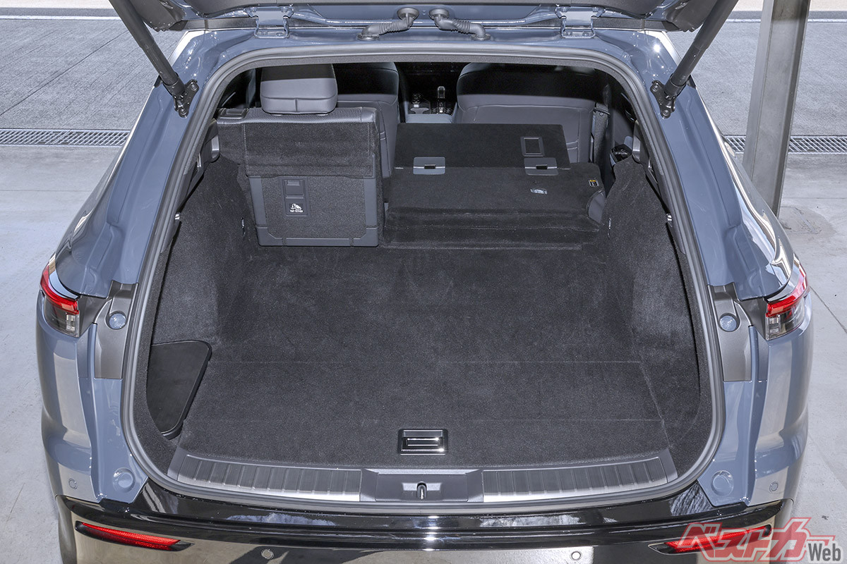 荷室両サイドのレバーを引くだけで、リアシートを簡単に倒すことができる