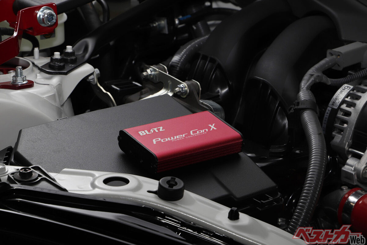 パワコンXを装着したイメージ。ブースト圧(ターボ車)やエアフロセンサー電圧(NA/ハイブリッド車)を最適に制御することで、スムーズなパワーアップを実現とのことだ