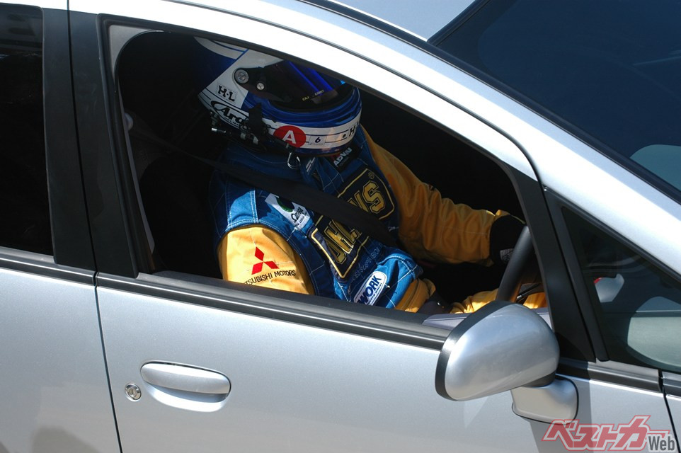 筑波サーキットでコルト・ラリーアート・バージョンRを運転する中谷明彦氏