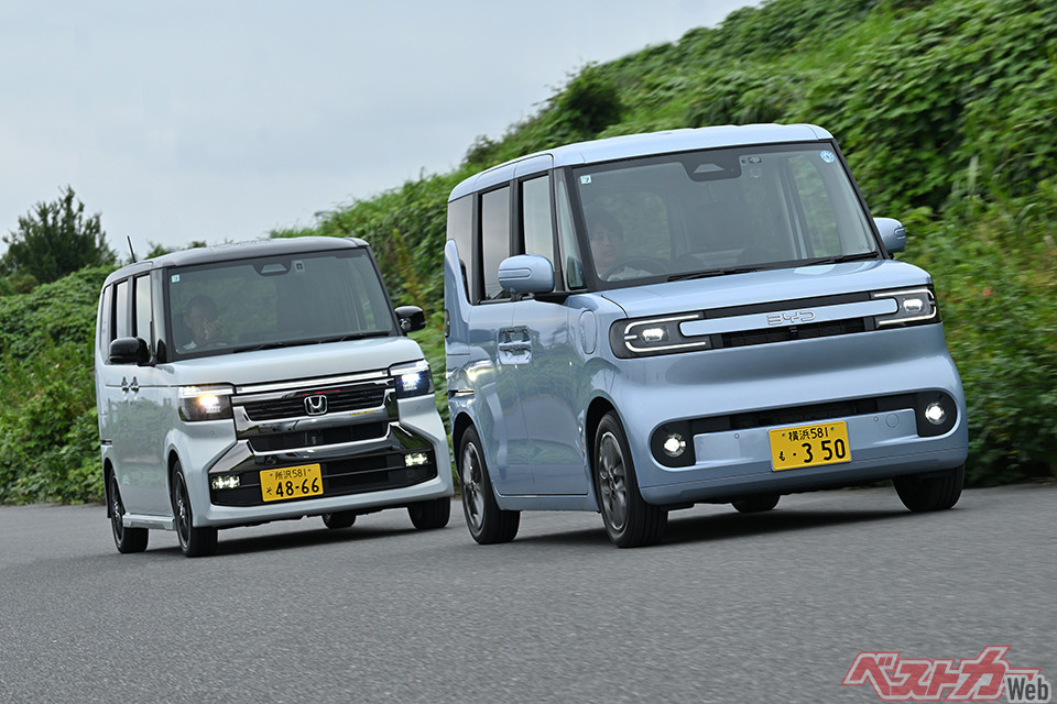 BYD ラッコ（右手前）とホンダ N-BOX（左奥）