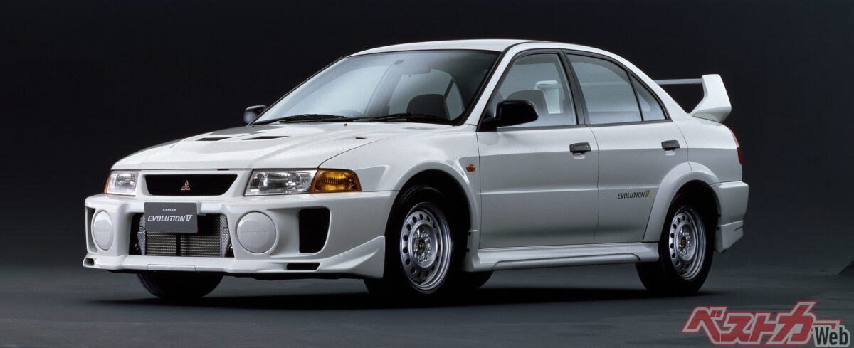 ランサーエボリューションV RS。「RS」は競技用ベースのグレード。車重はGSRより100kgほど軽かった