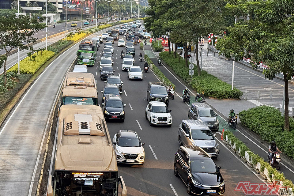 ジャカルタの市街では相変わらず日本車を多く見かけたが、空港では中国車の姿も多く見られた